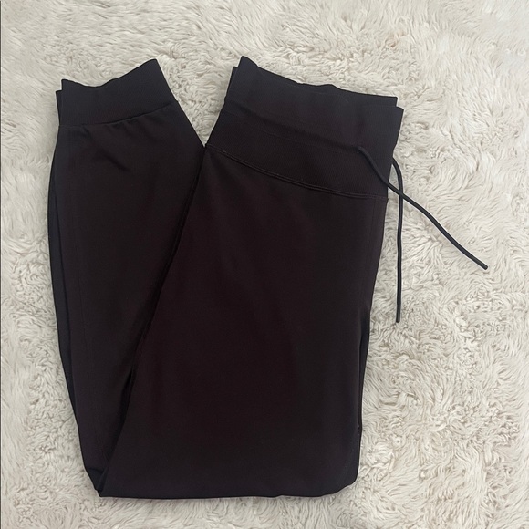 Vuori Chocolate Brown Activewear - Picture 3 of 4